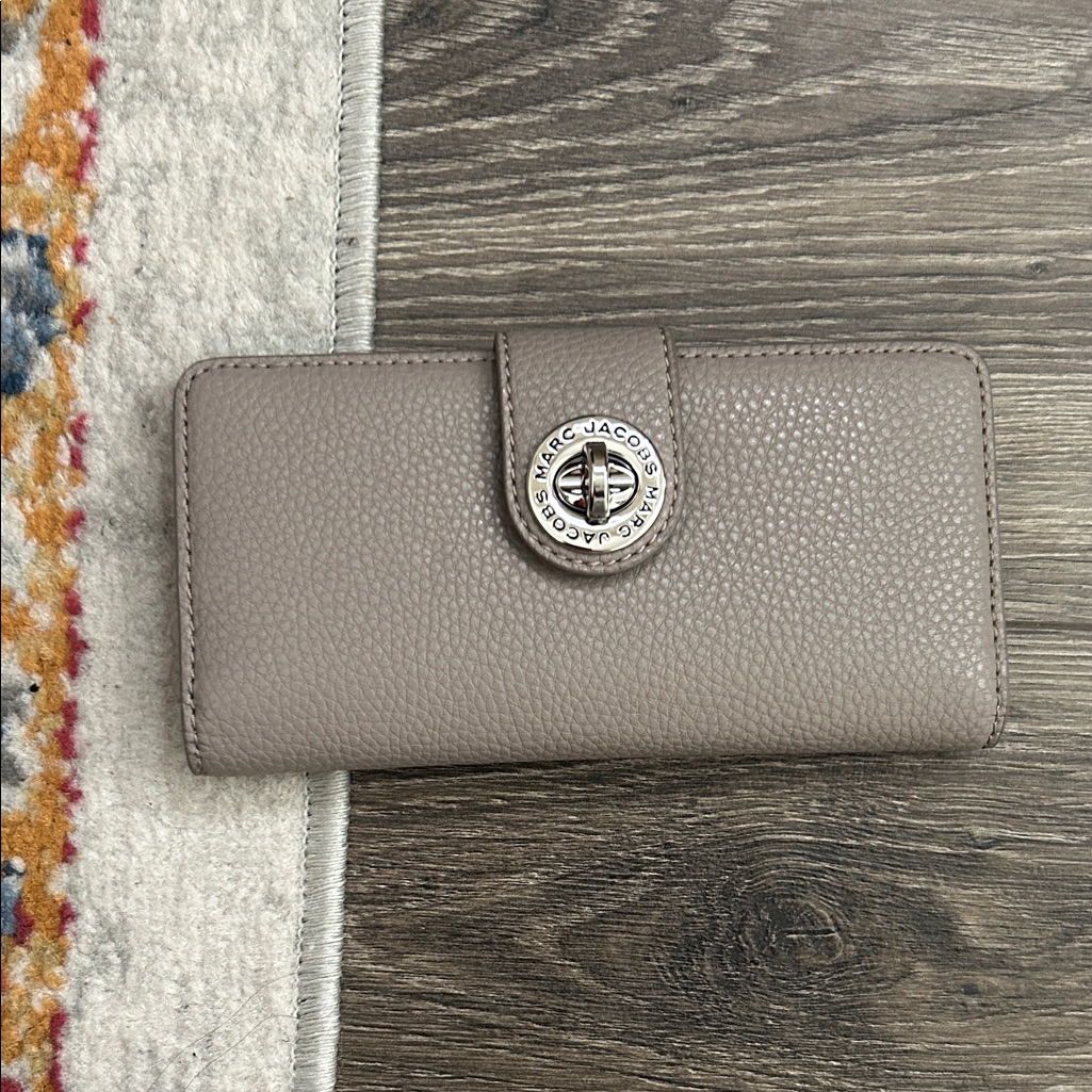Marc Jacobs Pebbled Leather Wallet In Taupe Gray
